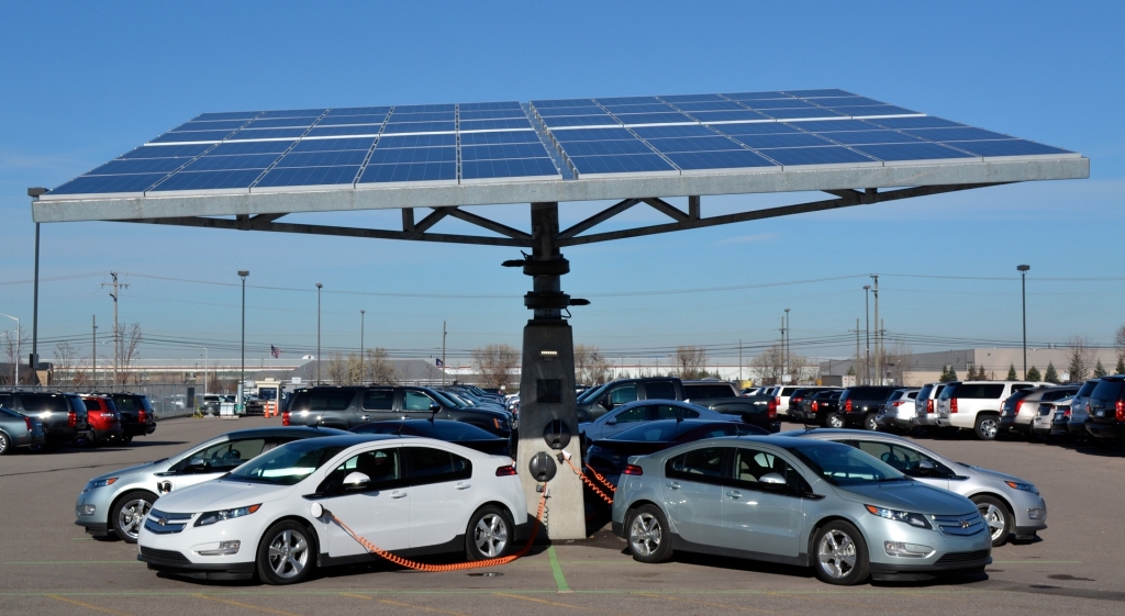 Estación-de-recarga-de-coches-eléctricos-alimentados-por-un-panel-fotovoltaico